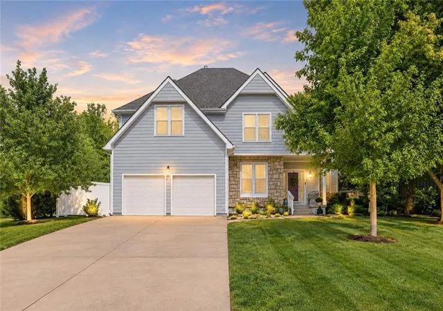 Photo 2 of Single family home for sale at 6913 Red Oak Dr, Shawnee, KS 66217 | MLS# 2639699 | Listing updated on 2026-10-04