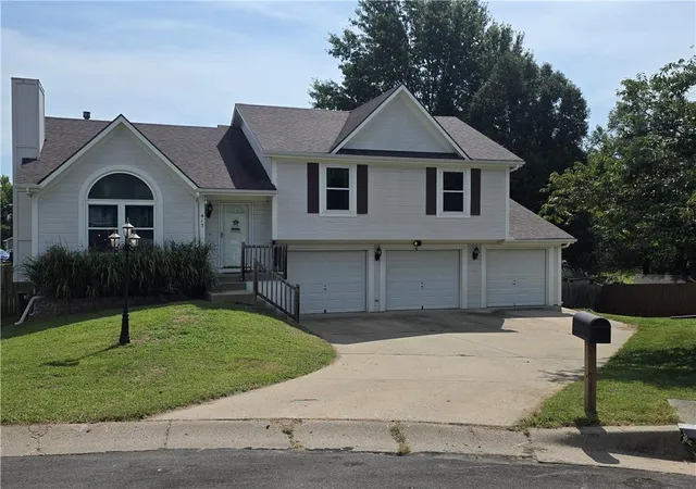 Photo 1 of Sale Pending at 413 N Savage Ct, Independence, MO 64050 | MLS# 2639712 | Listing updated on 2026-09-03
