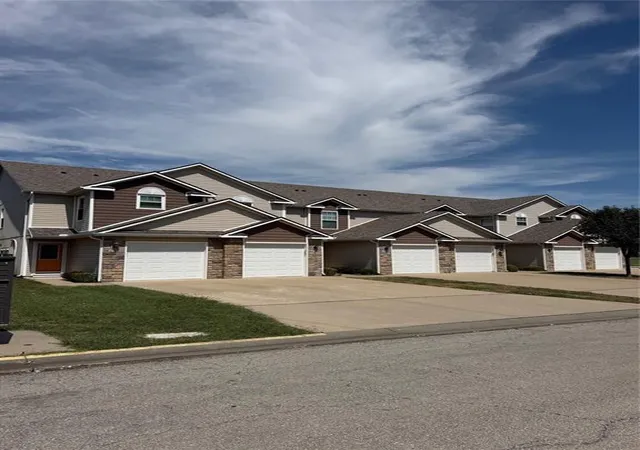 Photo 4 of Sale Pending at 262 Pointe Ln, Raymore, MO 64083 | MLS# 2639719 | Listing updated on 2026-09-05