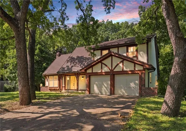 Photo 3 of Sale Pending at 3706 W Colony Sq, Saint Joseph, MO 64506 | MLS# 2639736 | Listing updated on 2026-10-20