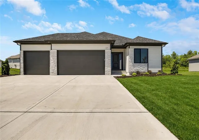 Photo 1 of Sale Pending at 104 Sw Nelson Dr, Blue Springs, MO 64014 | MLS# 2639746 | Listing updated on 2026-09-01