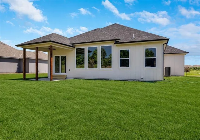 Photo 2 of Sale Pending at 104 Sw Nelson Dr, Blue Springs, MO 64014 | MLS# 2639746 | Listing updated on 2026-09-01