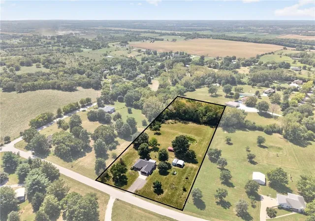 Photo 3 of Sale Pending at 14318 Kimberly Dr, Excelsior Springs, MO 64024 | MLS# 2639764 | Listing updated on 2026-09-06