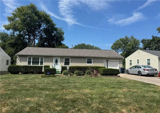 Single family home for sale at 3736 N Lister Ave, Kansas City, MO 64117 | MLS# 2639765