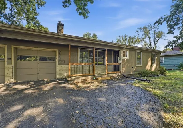 Photo 3 of Single family home for sale at 6203 Hedges Ave, Raytown, MO 64133 | MLS# 2639768 | Listing updated on 2026-09-04