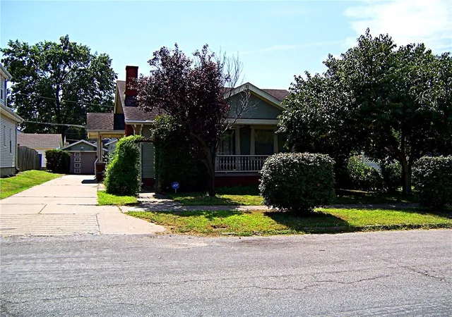 Photo 2 of Single family home for sale at 2814 Edmond St, Saint Joseph, MO 64501 | MLS# 2639776 | Listing updated on 2026-09-03