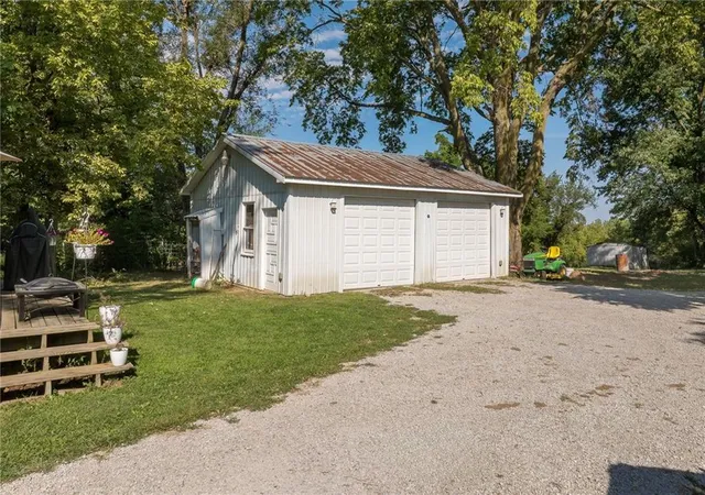 Photo 3 of Sale Pending at 1509 SE Bush Rd, Saint Joseph, MO 64504 | MLS# 2639779 | Listing updated on 2026-09-12
