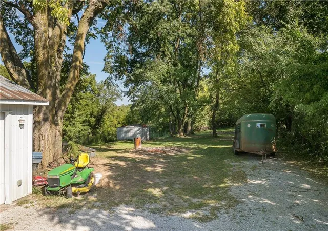 Photo 4 of Sale Pending at 1509 SE Bush Rd, Saint Joseph, MO 64504 | MLS# 2639779 | Listing updated on 2026-09-12