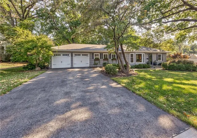 Photo 2 of Sale Pending at 5401 W 65 Place, Prairie Vlg, KS 66202 | MLS# 2639786 | Listing updated on 2026-09-13