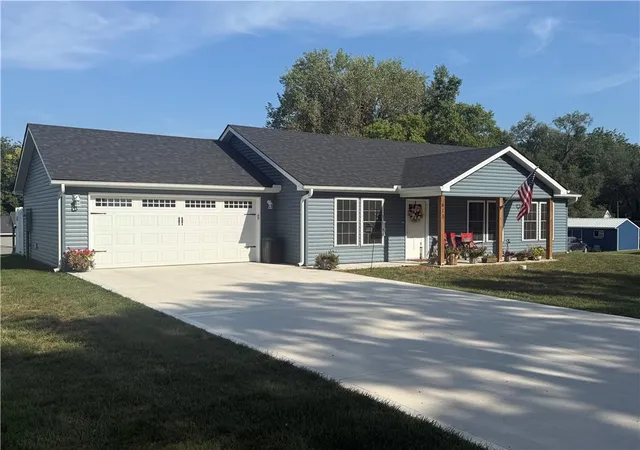 Photo 2 of Single family home for sale at 613 S Whitmer St, Richmond, MO 64085 | MLS# 2639807 | Listing updated on 2026-09-02