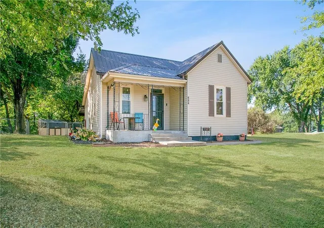 Photo 2 of Sale Pending at 624 W Jefferson St, Clinton, MO 64735 | MLS# 2639810 | Listing updated on 2026-09-17
