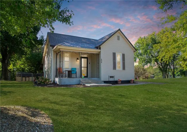 Photo 3 of Sale Pending at 624 W Jefferson St, Clinton, MO 64735 | MLS# 2639810 | Listing updated on 2026-09-17