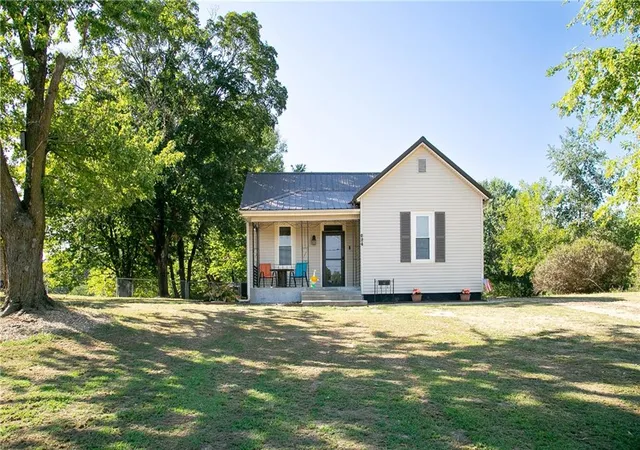 Photo 3 of Sale Pending at 624 W Jefferson St, Clinton, MO 64735 | MLS# 2639810 | Listing updated on 2026-09-17