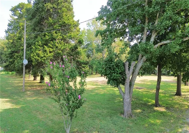 2nd image of 604 E Walnut St, Blue Mound, KS 66010 | MLS# 2639813
