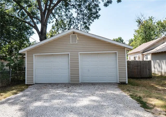 Photo 2 of Single family home for sale at 812 W Locust St, Independence, KS 67301 | MLS# 2639814 | Listing updated on 2026-09-01