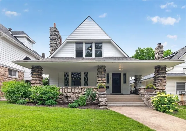 Photo 1 of Single family home for sale at 3304 W Coleman Rd, Kansas City, MO 64111 | MLS# 2639833 | Listing updated on 2026-10-05