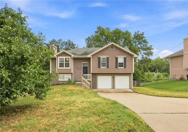 Photo 2 of Single family home for sale at 5409 N Poe Ave, Kansas City, MO 64119 | MLS# 2639838 | Listing updated on 2026-10-01