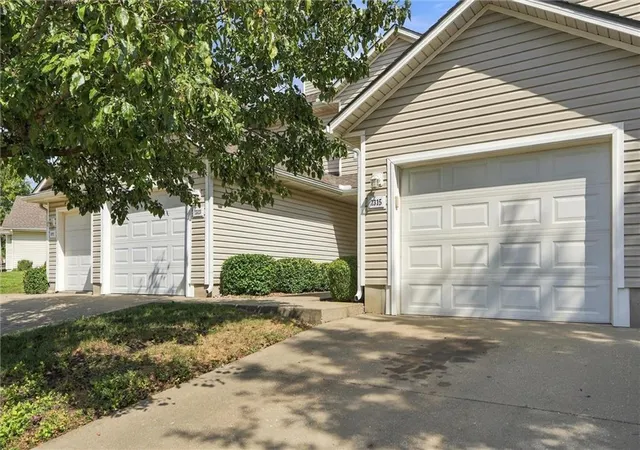 Photo 3 of Townhouse for sale at 1315 Broadway Cir, Lee's Summit, MO 64081 | MLS# 2639843 | Listing updated on 2026-09-20