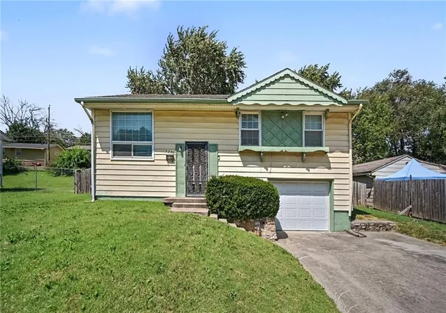 Single family home for sale at 5228 Cypress Ave, Kansas City, MO 64130 | MLS# 2639846