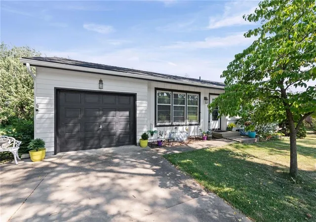 Photo 3 of Sale Pending at 7017 N Montrose Ave, Kansas City, MO 64151 | MLS# 2639847 | Listing updated on 2026-09-07