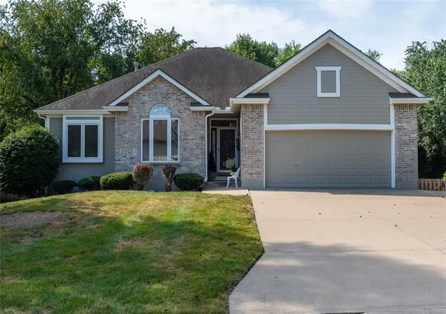 Photo 1 of Sale Pending at 1106 Sw Southcrest Dr, Blue Springs, MO 64015 | MLS# 2639848 | Listing updated on 2026-09-13