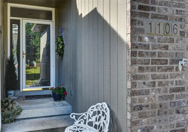 Photo 3 of Sale Pending at 1106 Sw Southcrest Dr, Blue Springs, MO 64015 | MLS# 2639848 | Listing updated on 2026-09-13