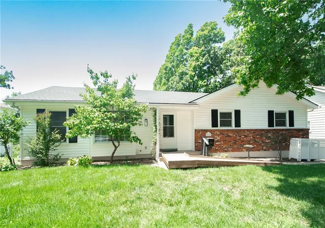 Photo 1 of Sale Pending at 9912 Oakridge Dr, Overland Park, KS 66212 | MLS# 2639853 | Listing updated on 2026-09-23