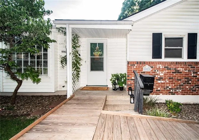 Photo 2 of Sale Pending at 9912 Oakridge Dr, Overland Park, KS 66212 | MLS# 2639853 | Listing updated on 2026-09-23