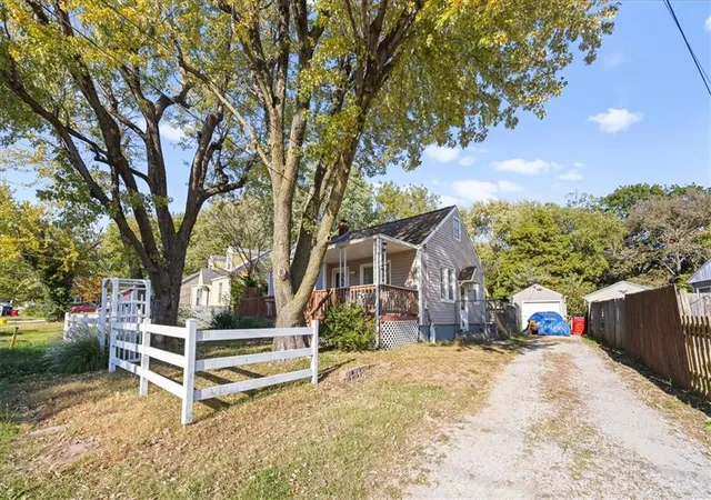 Photo 3 of Single family home for sale at 613 N Highland Dr, Independence, MO 64050 | MLS# 2639854 | Listing updated on 2026-10-13