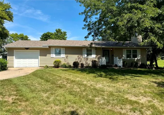 Photo 1 of Single family home for sale at 627 W Edwards St, Maryville, MO 64468 | MLS# 2639876 | Listing updated on 2026-09-02