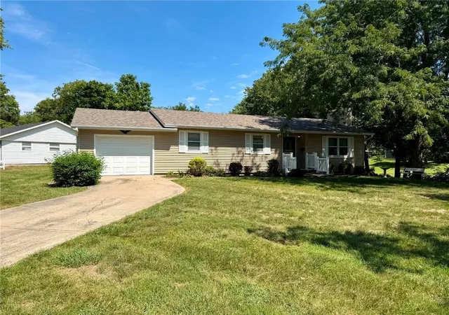 Photo 1 of Single family home for sale at 627 W Edwards St, Maryville, MO 64468 | MLS# 2639876 | Listing updated on 2026-10-13