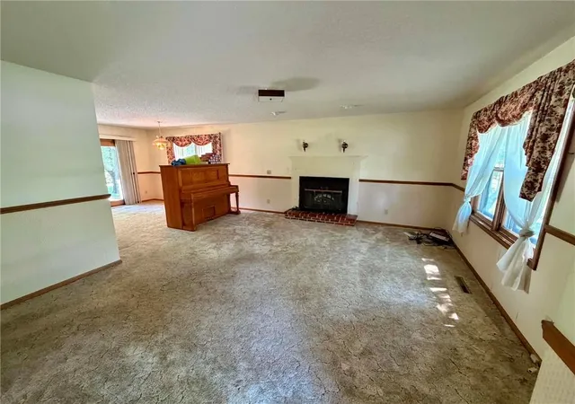Photo 2 of Single family home for sale at 627 W Edwards St, Maryville, MO 64468 | MLS# 2639876 | Listing updated on 2026-09-02