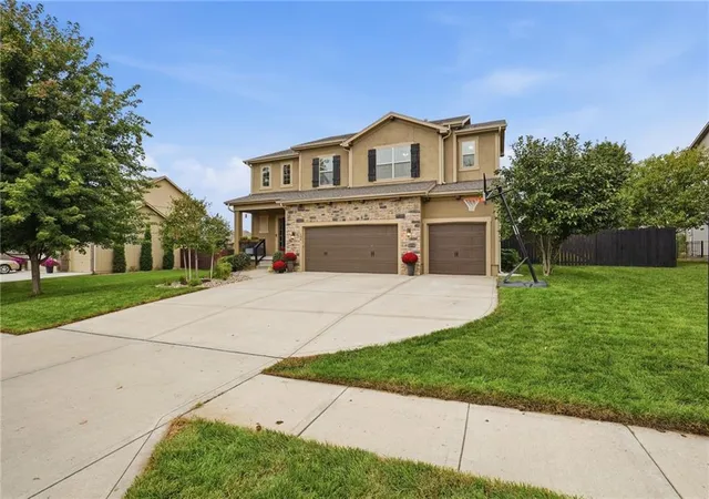 Photo 2 of Single family home for sale at 104 S Eastglen Dr, Raymore, MO 64083 | MLS# 2639888 | Listing updated on 2026-10-03
