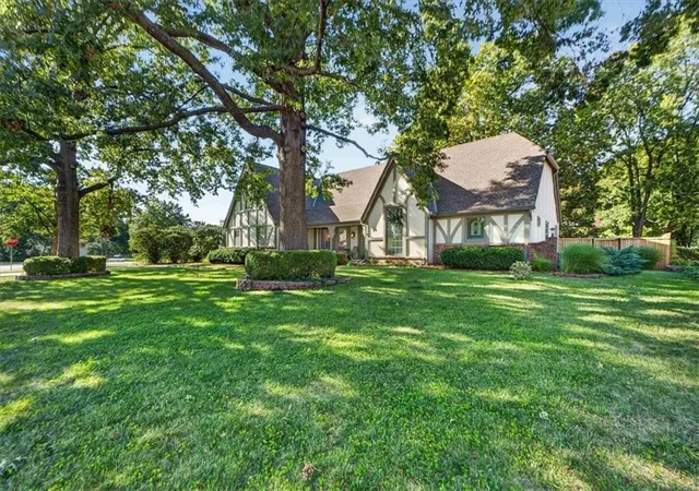 Photo 3 of Single family home for sale at 3516 W 101st Terrace, Leawood, KS 66206 | MLS# 2639895 | Listing updated on 2026-09-30