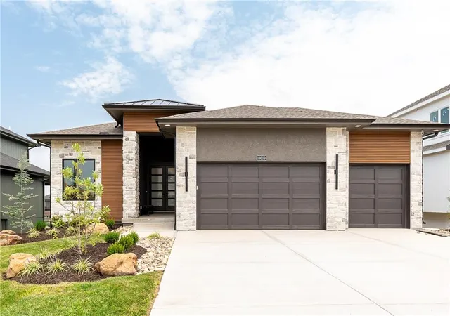 Photo 1 of Single family home for sale at 18609 Mohawk Ln, Stilwell, KS 66085 | MLS# 2639899 | Listing updated on 2026-09-12