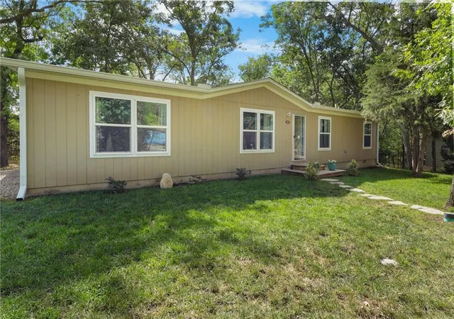Photo 2 of Single family home for sale at 18 S Lakeside Cir, La Cygne, KS 66040 | MLS# 2639934 | Listing updated on 2026-09-24