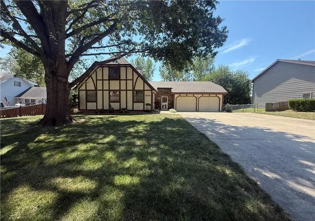 Photo 1 of Sale Pending at 206 Fawn Valley St, Lansing, KS 66043 | MLS# 2639948 | Listing updated on 2026-10-05