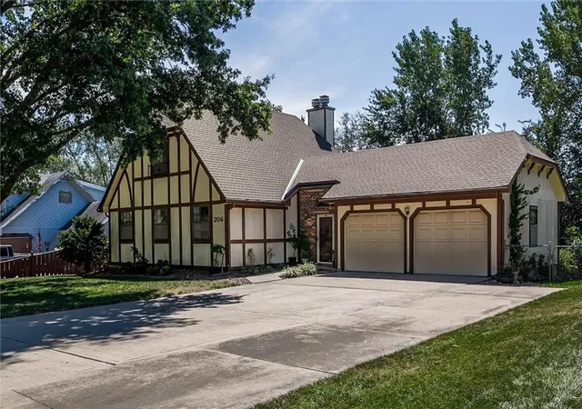 Photo 2 of Sale Pending at 206 Fawn Valley St, Lansing, KS 66043 | MLS# 2639948 | Listing updated on 2026-10-05