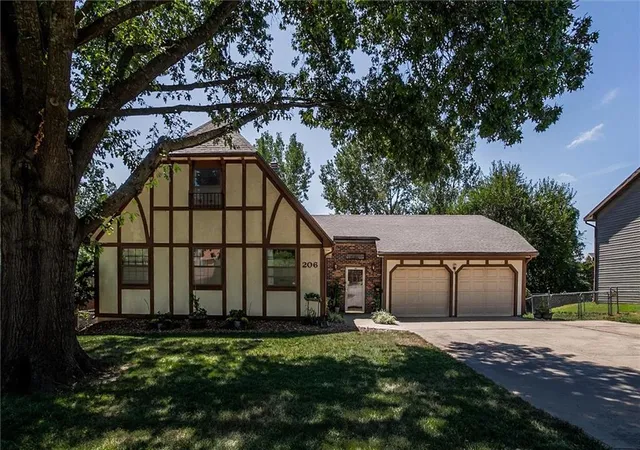 Photo 3 of Sale Pending at 206 Fawn Valley St, Lansing, KS 66043 | MLS# 2639948 | Listing updated on 2026-10-05