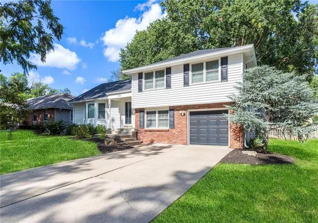 Photo 2 of Sale Pending at 8921 Conser Dr, Overland Park, KS 66212 | MLS# 2639949 | Listing updated on 2026-10-05