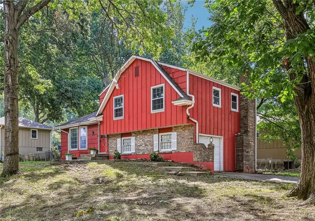 Photo 3 of Sale Pending at 8201 E 104th Street, Kansas City, MO 64134 | MLS# 2639973 | Listing updated on 2026-09-30