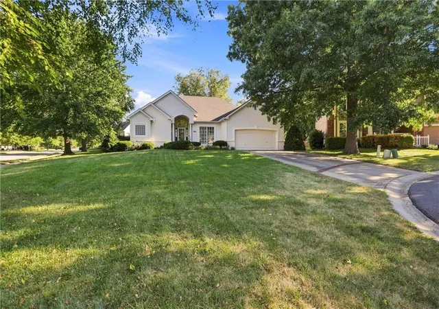 Photo 2 of Single family home for sale at 1403 Ne Glenfield Ct, Blue Springs, MO 64014 | MLS# 2639988 | Listing updated on 2026-10-05