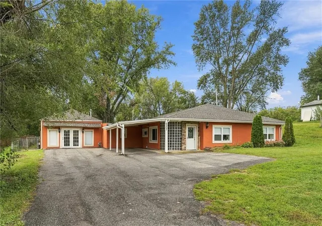 Photo 3 of Single family home for sale at 6207 Leavenworth Rd, Kansas City, KS 66104 | MLS# 2639997 | Listing updated on 2026-09-24