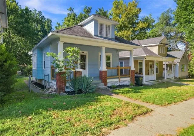 Photo 1 of Single family home for sale at 825 Ottawa St, Leavenworth, KS 66048 | MLS# 2640000 | Listing updated on 2026-10-06