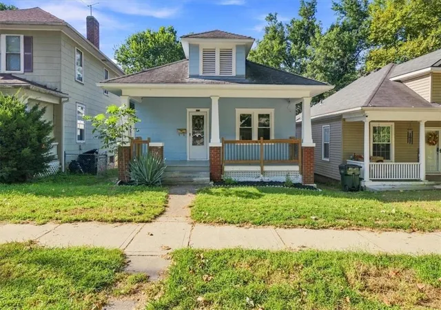 Photo 2 of Single family home for sale at 825 Ottawa St, Leavenworth, KS 66048 | MLS# 2640000 | Listing updated on 2026-10-06