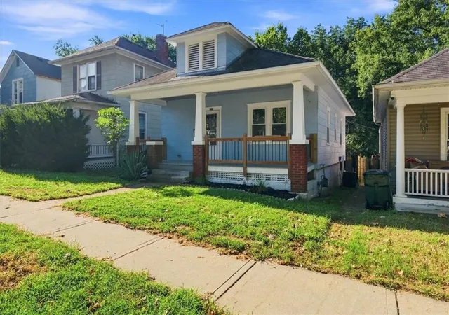 Photo 3 of Single family home for sale at 825 Ottawa St, Leavenworth, KS 66048 | MLS# 2640000 | Listing updated on 2026-10-06