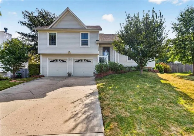 Single family home for sale at 1009 NE Florence Ave, Lees Summit, MO 64086 | MLS# 2640016