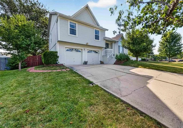 Photo 2 of Single family home for sale at 1009 Ne Florence Ave, Lees Summit, MO 64086 | MLS# 2640016 | Listing updated on 2026-09-26