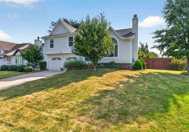 Photo 3 of Single family home for sale at 1009 Ne Florence Ave, Lees Summit, MO 64086 | MLS# 2640016 | Listing updated on 2026-09-26