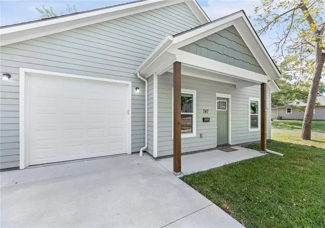 Photo 3 of Single family home for sale at 747 S Sycamore St, Ottawa, KS 66067 | MLS# 2640027 | Listing updated on 2026-09-03